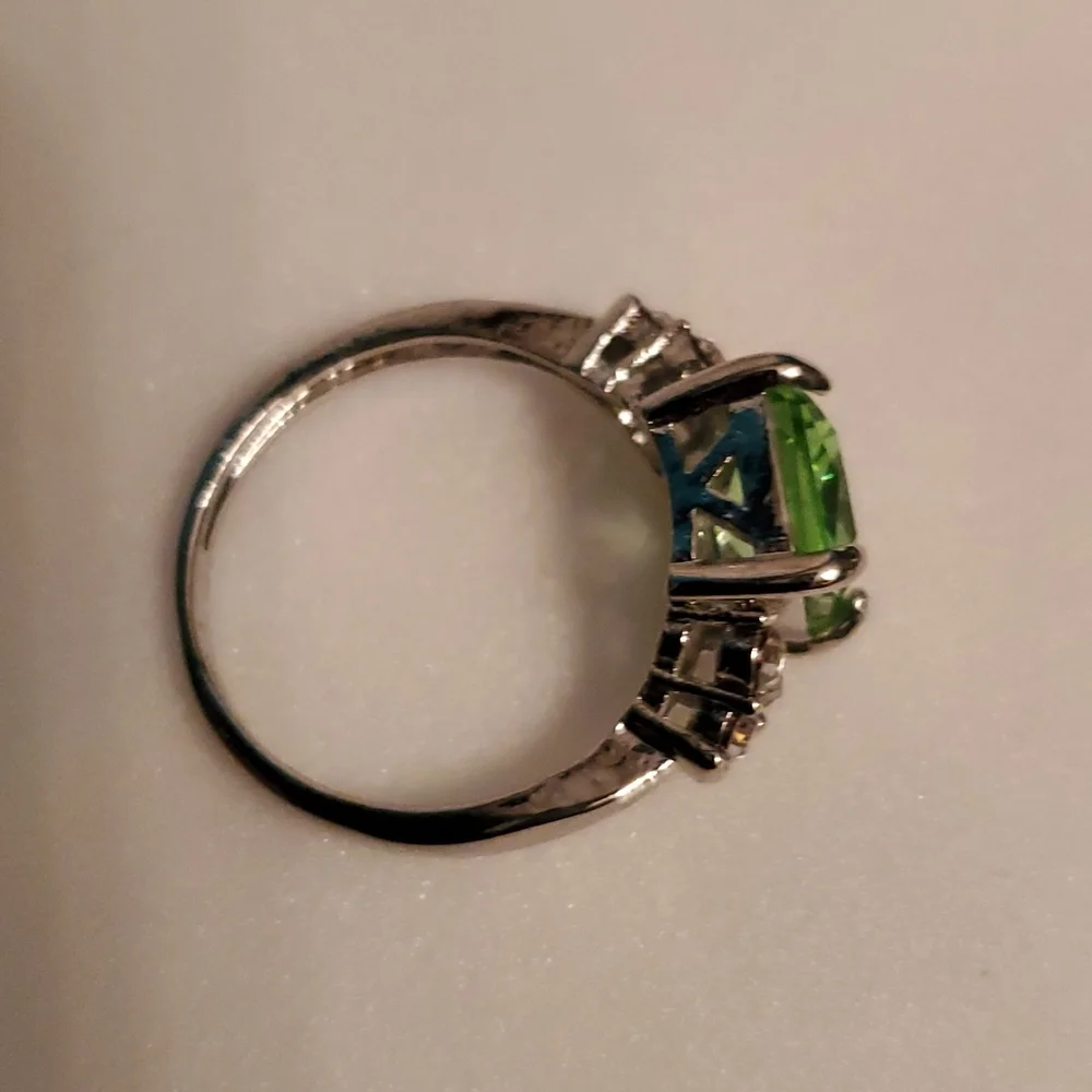 NWOT RING-Silver toned, green square cut setting with clear rhinestones. Size 8 - Picture 4 of 6